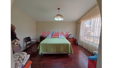 Venta De Hermosa Casa De 3 Pisos En Santiago De Surco
