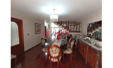 Venta De Hermosa Casa De 3 Pisos En Santiago De Surco