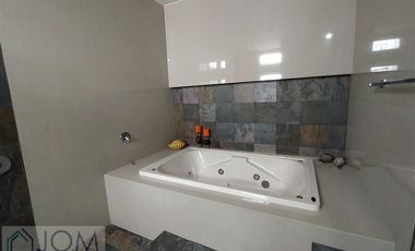 Residencia con Alberca y Amueblada