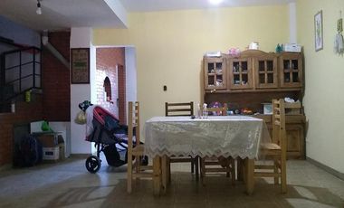 CASA  AMPLIA  CON PATIO  --2 BAÑOS !!!!