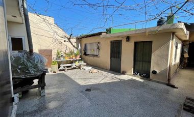 Casa para 2 Familias en venta en Bernal Oeste