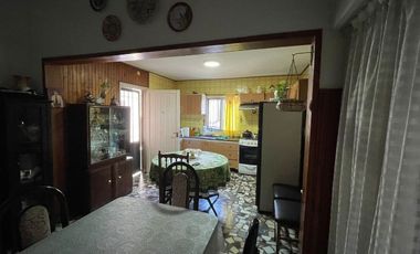 Casa para 2 Familias en venta en Bernal Oeste