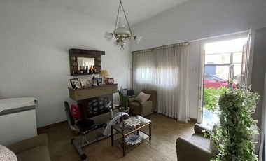 Casa para 2 Familias en venta en Bernal Oeste