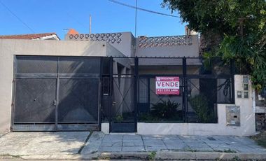 Casa para 2 Familias en venta en Bernal Oeste