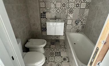 Espacioso y confortable departamento de dos ambientes con balcón a estrenar en la calle Monseñor Marcón 3433, San justo centro, a pocos metros de la a