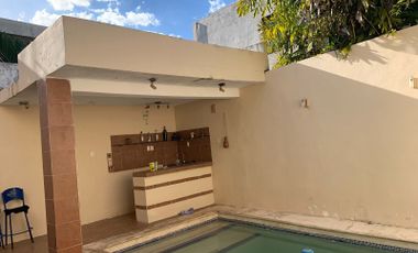 Casa en venta de 2 pisos con alberca, zona Sur de Mérida