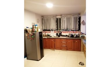 Venta de Casa de 190 m2 en 650 mill neg, en Mesitas del Colegio cund.