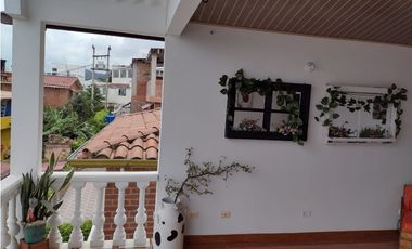 Venta de Casa de 190 m2 en 650 mill neg, en Mesitas del Colegio cund.
