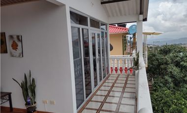 Venta de Casa de 190 m2 en 650 mill neg, en Mesitas del Colegio cund.