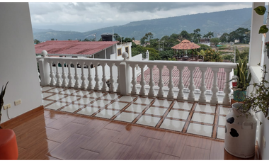 Venta de Casa de 190 m2 en 650 mill neg, en Mesitas del Colegio cund.