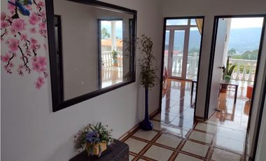 Venta de Casa de 190 m2 en 650 mill neg, en Mesitas del Colegio cund.