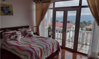Venta de Casa de 190 m2 en 650 mill neg, en Mesitas del Colegio cund.