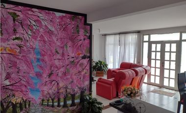 Venta de Casa de 190 m2 en 650 mill neg, en Mesitas del Colegio cund.