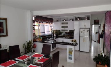 Venta de Casa de 190 m2 en 650 mill neg, en Mesitas del Colegio cund.