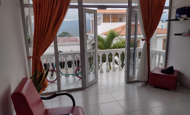 Venta de Casa de 190 m2 en 650 mill neg, en Mesitas del Colegio cund.