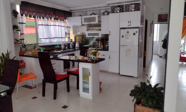 Venta de Casa de 190 m2 en 650 mill neg, en Mesitas del Colegio cund.