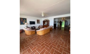 Se Vende casa frente al Mar