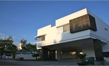 Preciosa Residencia de AUTOR en Villas del Mesón La Rica, 4 Recámaras, Alberca..