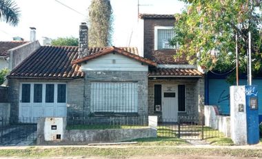 Casa en venta - 2 dormitorios 1 baño - 900mts2 - Manuel B. Gonnet, La Plata