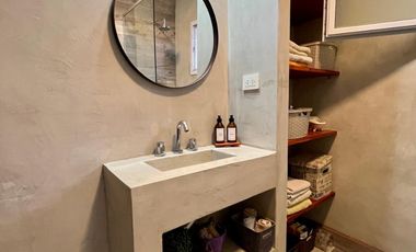 Departamento de 3 AMBIENTES ubicado a 350 metros de la AV . Hipólito Yrigoyen .