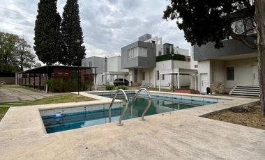 Departamento de 3 AMBIENTES ubicado a 350 metros de la AV . Hipólito Yrigoyen .