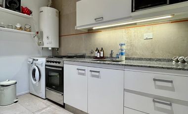 Departamento de 3 AMBIENTES ubicado a 350 metros de la AV . Hipólito Yrigoyen .
