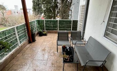 Departamento de 3 AMBIENTES ubicado a 350 metros de la AV . Hipólito Yrigoyen .