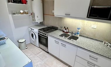 Departamento de 3 AMBIENTES ubicado a 350 metros de la AV . Hipólito Yrigoyen .