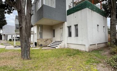 Departamento de 3 AMBIENTES ubicado a 350 metros de la AV . Hipólito Yrigoyen .