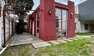 Departamento de 3 AMBIENTES ubicado a 350 metros de la AV . Hipólito Yrigoyen .