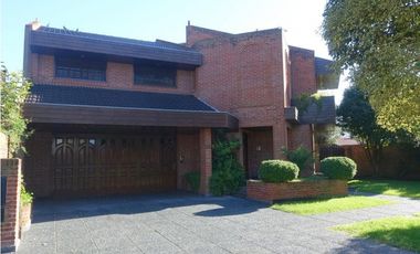 VENTA   CHALET 4 DORMITORIOS ,CON PSICINA, MAR DEL PLATA ,PARQUE LURO