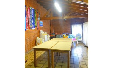 VENTA   CHALET 4 DORMITORIOS ,CON PSICINA, MAR DEL PLATA ,PARQUE LURO