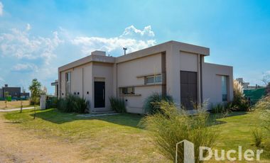PUEBLO ESTHER - BARRIO CERRADO BRISANOVA - CASA + PISCINA - US$ 135.000