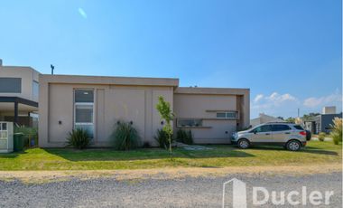 PUEBLO ESTHER - BARRIO CERRADO BRISANOVA - CASA + PISCINA - US$ 135.000