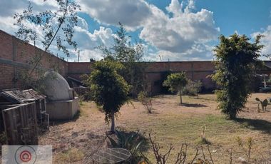 Terreno habitacional con 4 locales funcionando, con todos los servicios! en Lagos de Moreno, Jal.