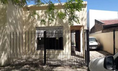 Casa en venta - 2 Dormitorios - 1 Baño - Cochera - La Plata