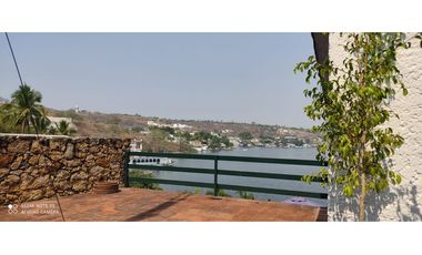 CASA EN VENTA A ORILLA DEL LAGO 