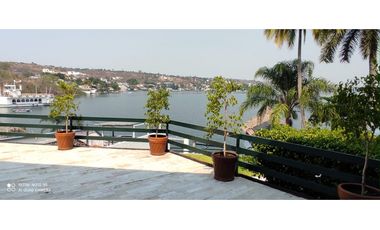 CASA EN VENTA A ORILLA DEL LAGO 