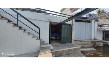 CASA EN VENTA A ORILLA DEL LAGO 