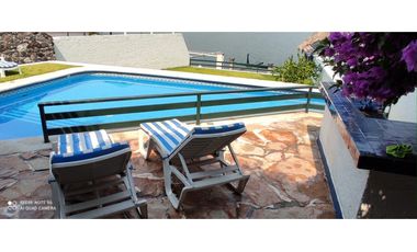 CASA EN VENTA A ORILLA DEL LAGO 