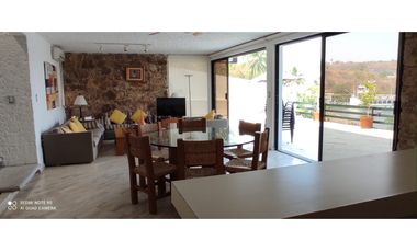 CASA EN VENTA A ORILLA DEL LAGO 