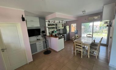 VENTA DE EXCELENTE DUPLEX 3 AMBIENTES EN BARRIO CERRADO LOS ROBLES - MONTE GRANDE -  IMPECABLE