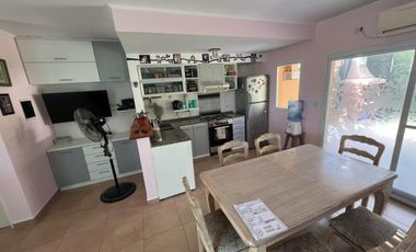 VENTA DE EXCELENTE DUPLEX 3 AMBIENTES EN BARRIO CERRADO LOS ROBLES - MONTE GRANDE -  IMPECABLE