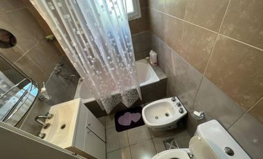 VENTA DE EXCELENTE DUPLEX 3 AMBIENTES EN BARRIO CERRADO LOS ROBLES - MONTE GRANDE -  IMPECABLE