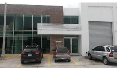 Alquiler o venta de ofibodega en Mañanitas  en complejo cerrado