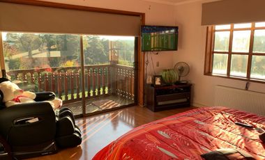 Residencia Exclusiva con Amplio Terreno en Condominio de Temuco Poniente