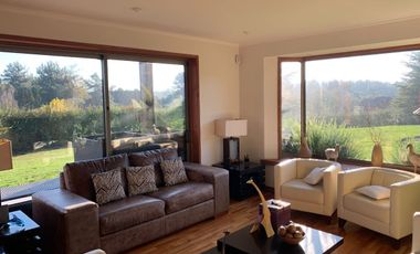 Residencia Exclusiva con Amplio Terreno en Condominio de Temuco Poniente