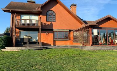 Residencia Exclusiva con Amplio Terreno en Condominio de Temuco Poniente
