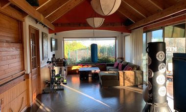 Residencia Exclusiva con Amplio Terreno en Condominio de Temuco Poniente