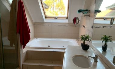 Residencia Exclusiva con Amplio Terreno en Condominio de Temuco Poniente
